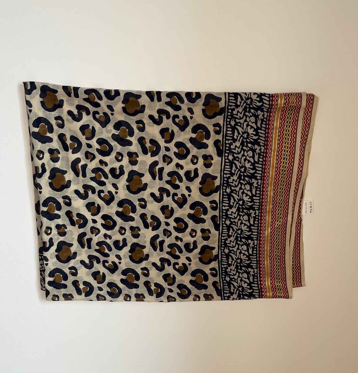 Echarpe en coton block print leopard bordure bleu marine