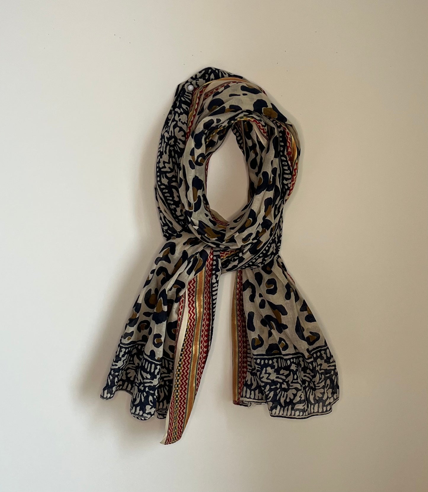 Echarpe en coton block print leopard bordure bleu marine