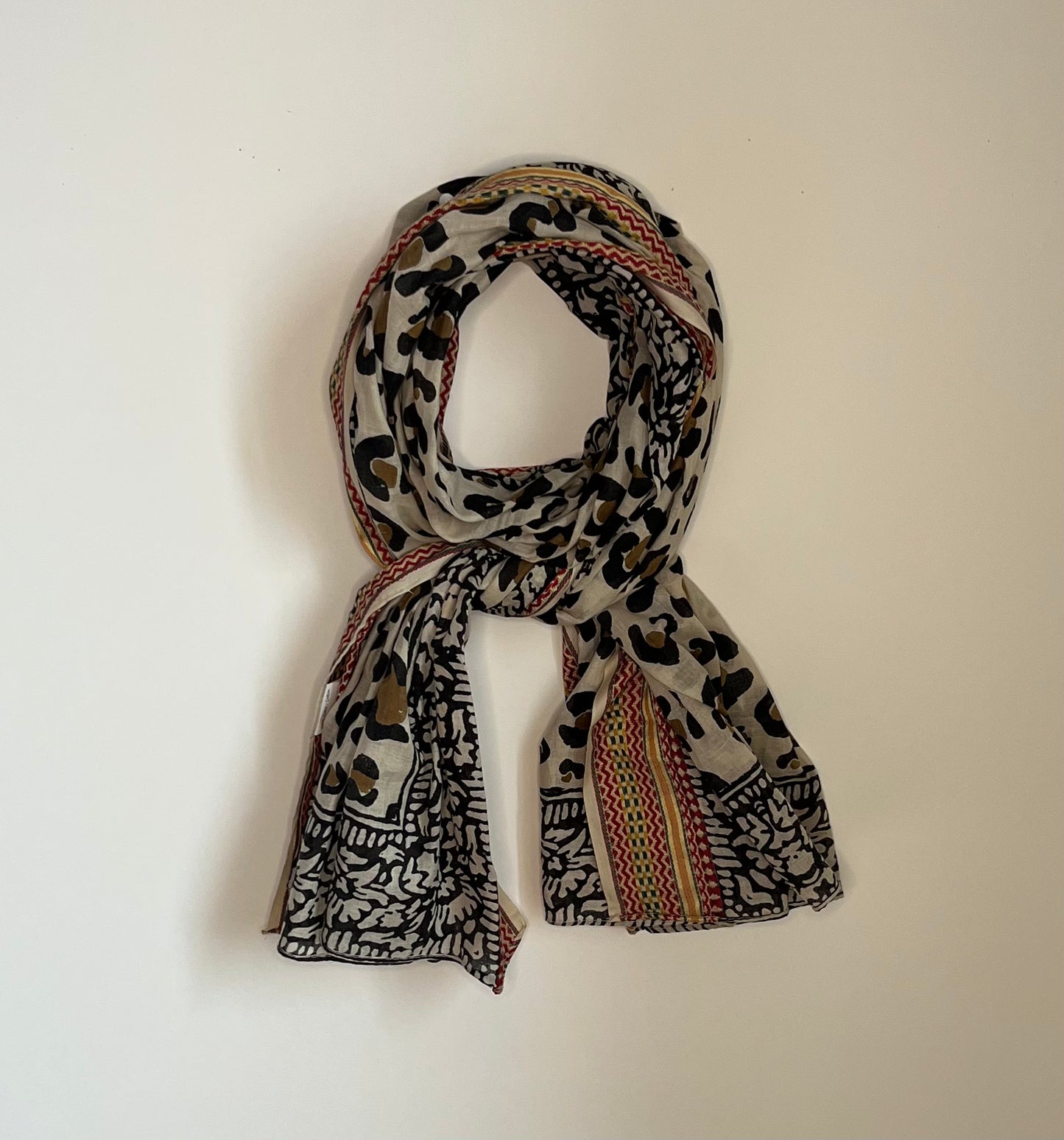 Echarpe en coton block print leopard bordure noir